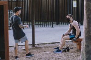 pull-over en travers d'un banc